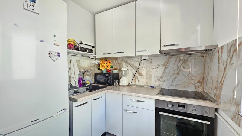 1 Decembrie Metrou  Garsoniera   21 MP  Semidecomandata  Zona linistita